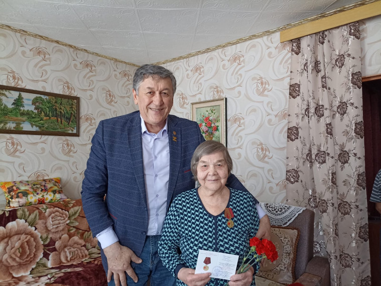 В Большереченском районе продолжается вручение юбилейных медалей «80 лет Победы в Великой Отечественной Войне 1941-1945гг.». В Большереченском районе продолжается вручение юбилейных медалей «80 лет Победы в Великой Отечественной Войне 1941-1945гг.».